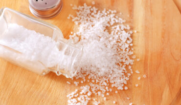 10 Warning Signs of Eating Too Much Salt That You Should Never Ignore