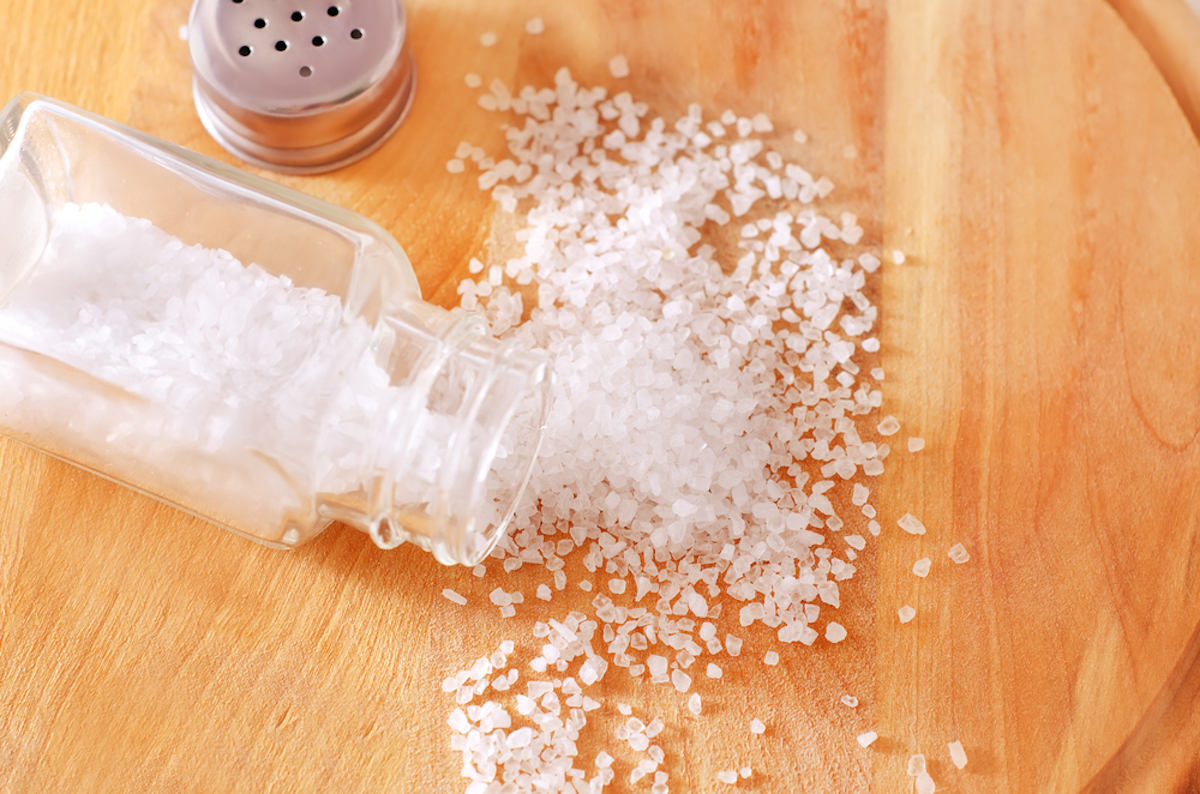 Deze 10 waarschuwingssignalen van het eten van te veel zout mag je nooit negeren