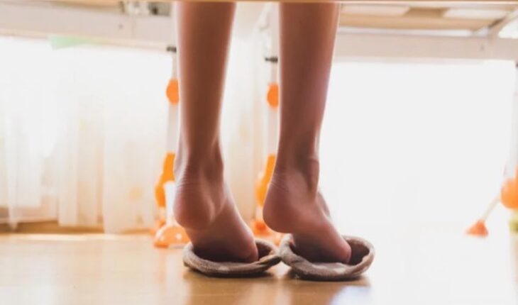 Sind Hausschuhe zu Hause schädlich für deine Füße? Das sagen Podologen