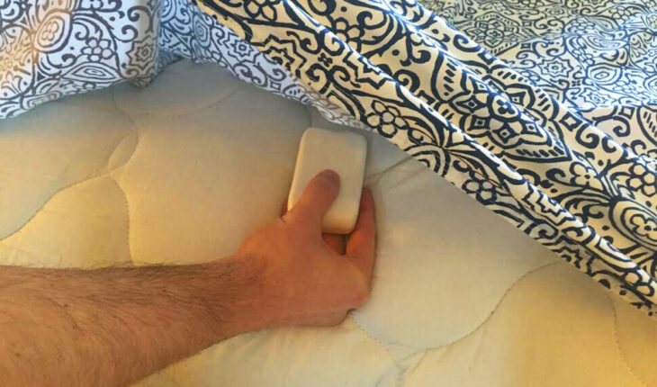 Elke avond voor het slapen gaan legt hij een stuk zeep onder zijn lakens. Lees hier waarom!